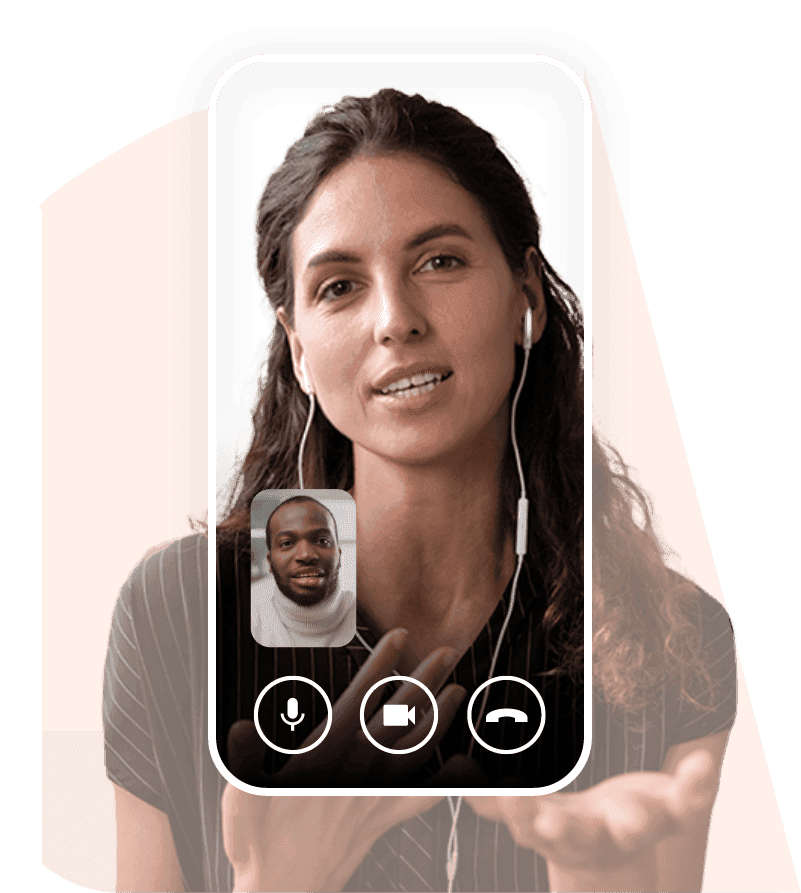 Mulher conversando através de uma videochamada no celular com um homem