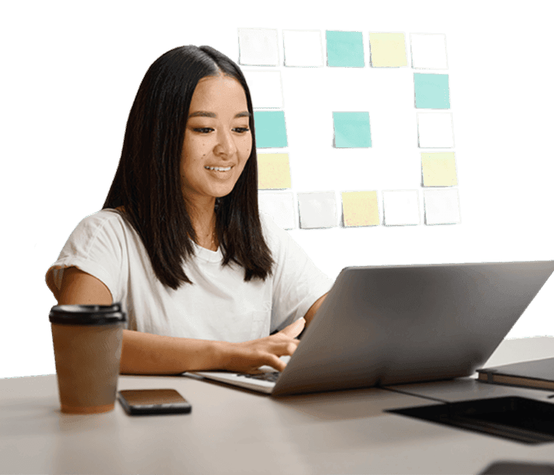 Imagem de uma mulher sentada mexendo em um notebook