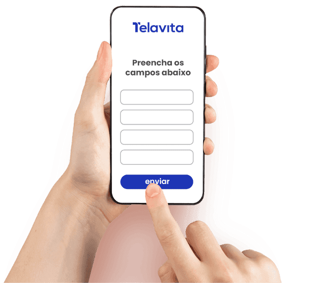 Duas mãos segurando um smartphone no site da Telavita