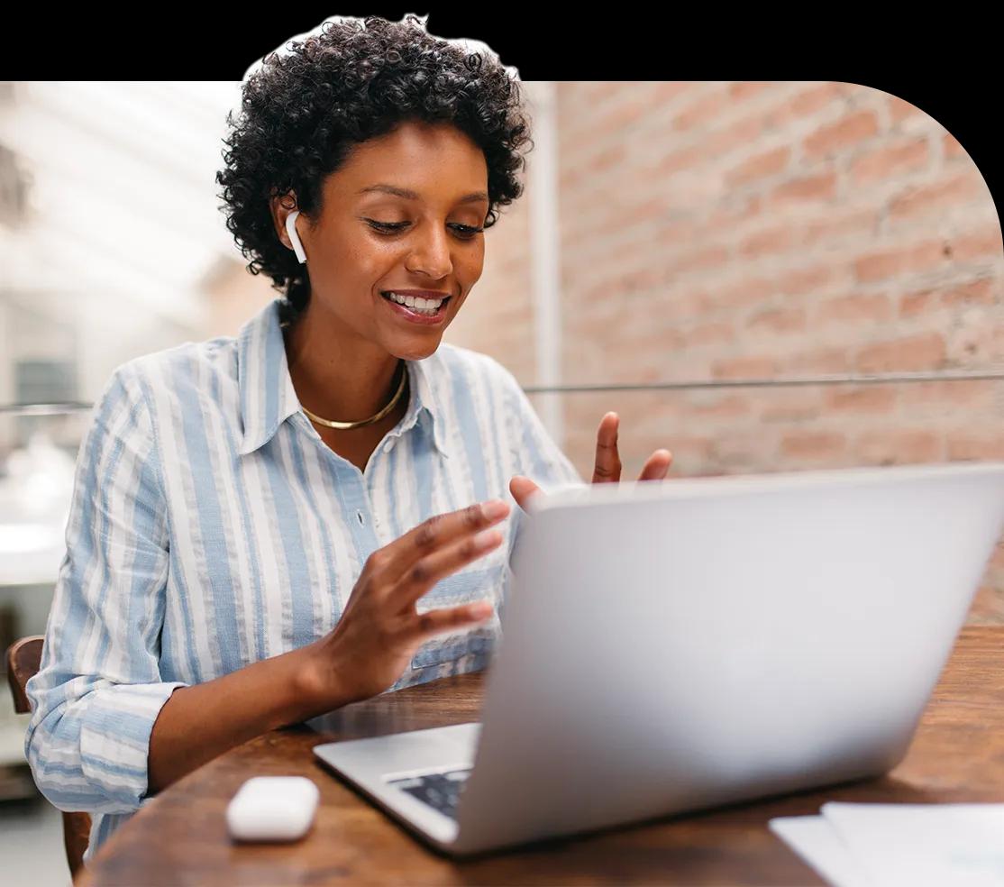 Mulher sentada em frente ao computador